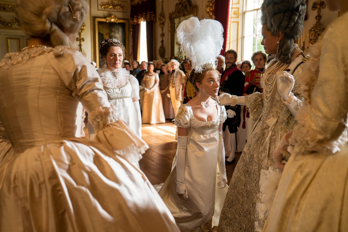 NoContxtBton's tweet image. NEW/OLD stills of Ruth Gemmell and Phoebe Dynevor from #Bridgerton Season 1