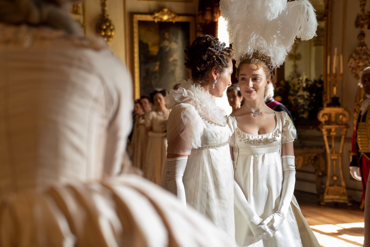 NoContxtBton's tweet image. NEW/OLD stills of Ruth Gemmell and Phoebe Dynevor from #Bridgerton Season 1