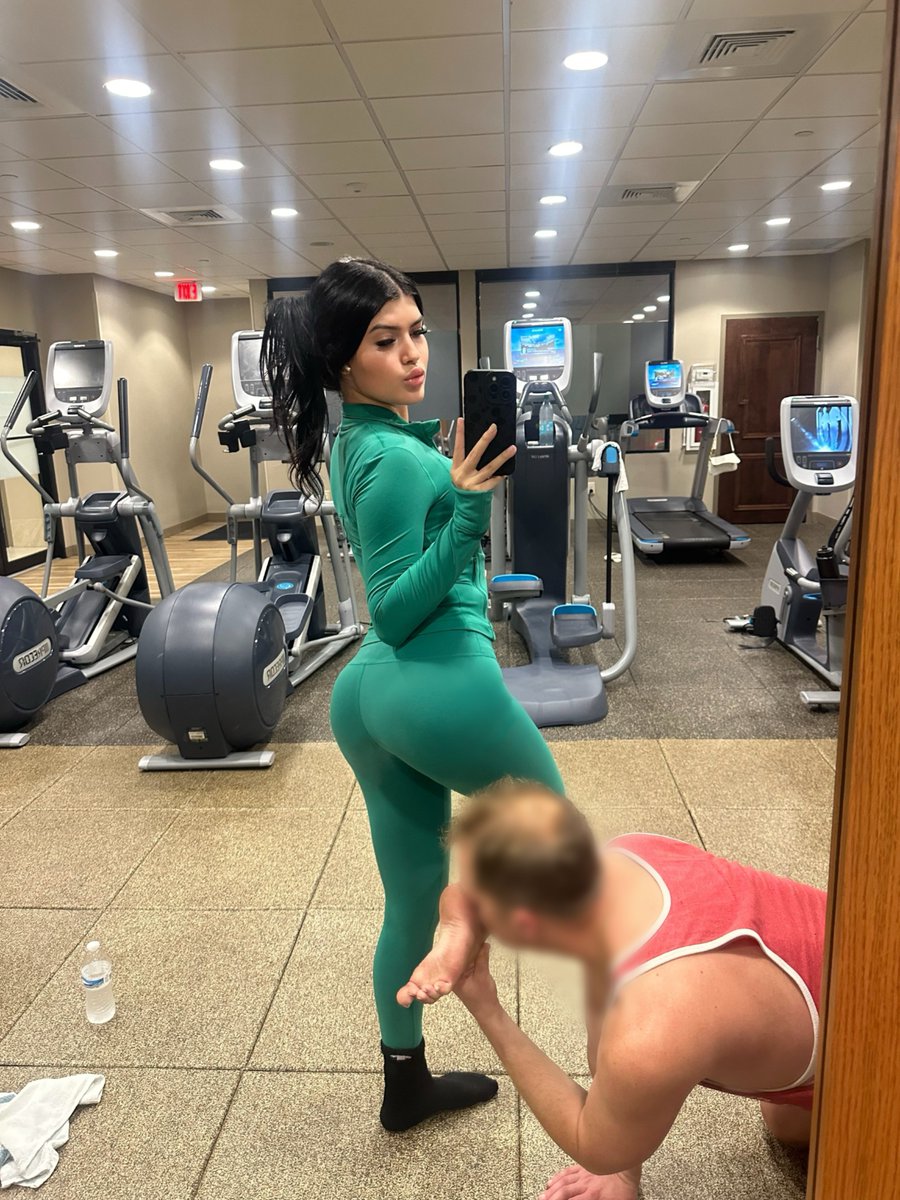 Dreamgirlsoles's tweet photo. I made him leave his family and take a 17 hour flight just to be my gym gooner and sniff my sweaty soles. Losers belong under Latinas forever https://t.co/vnL3FCtxI3