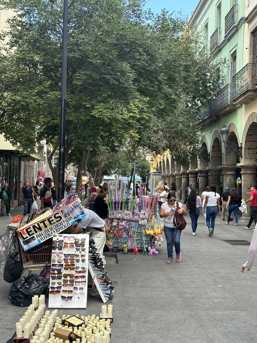 carloseche's tweet photo. @GuadalajaraGob el centro de la ciudad, lleno de vendedores ambulantes,  sin ningún control de las autoridades https://t.co/AmnVoclift