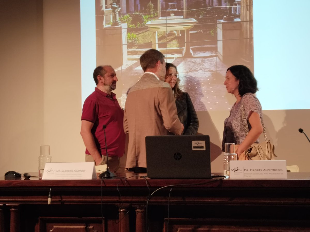 GIRHA_UV's tweet photo. Charlando con el Director del Parque Arqueológico de Pompeya, Gabriel Zuchtriegel, tras su interesantísima conferencia en #CCLaNau ⚱️ https://t.co/INlhnL6FmO