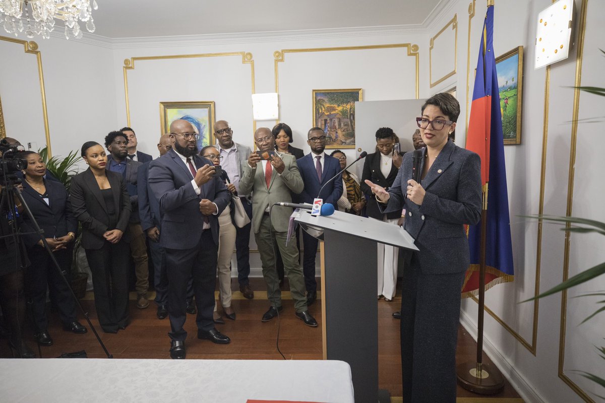 DominiqueAyiti's tweet image. Mwen te kontan inogire sant emisyon kat nasyonal idantifikasyon nan Konsila jeneral Ayiti nan Paris ansanm ak @ONIAyiti. Idantifikasyon se yon dwa fondamantal pou tout Ayisyen, kèlkeswa kote yo ye. Nou pral akselere efò nou, prese prese, pou chak Ayisyen kapab jwenn dokiman li…