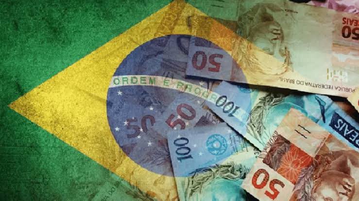 pedrorousseff's tweet photo. A economia no Brasil CRESCEU 3,4% em agosto quando COMPARADO ao mesmo período do ano passado.

Efeito disso? 

Lula TRABALHANDO ao INVÉS de andar de JETSKI!! 🇧🇷👍 https://t.co/ry0xsHo6vC