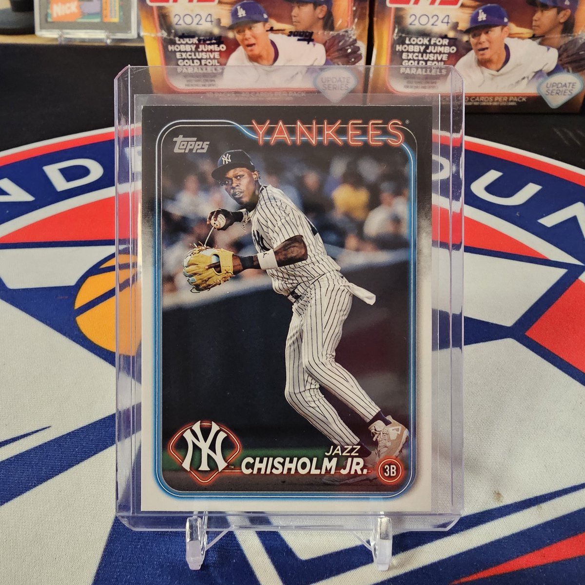 UndergroundBrks's tweet photo. Yo @Topps what is my fine Yankee customer looking at exactly?!?
Checklist doesn't tell us, seems exciting!
🔥🔥🔥🔥🔥
#Topps #UpdateSeries https://t.co/QGjk3mBqio