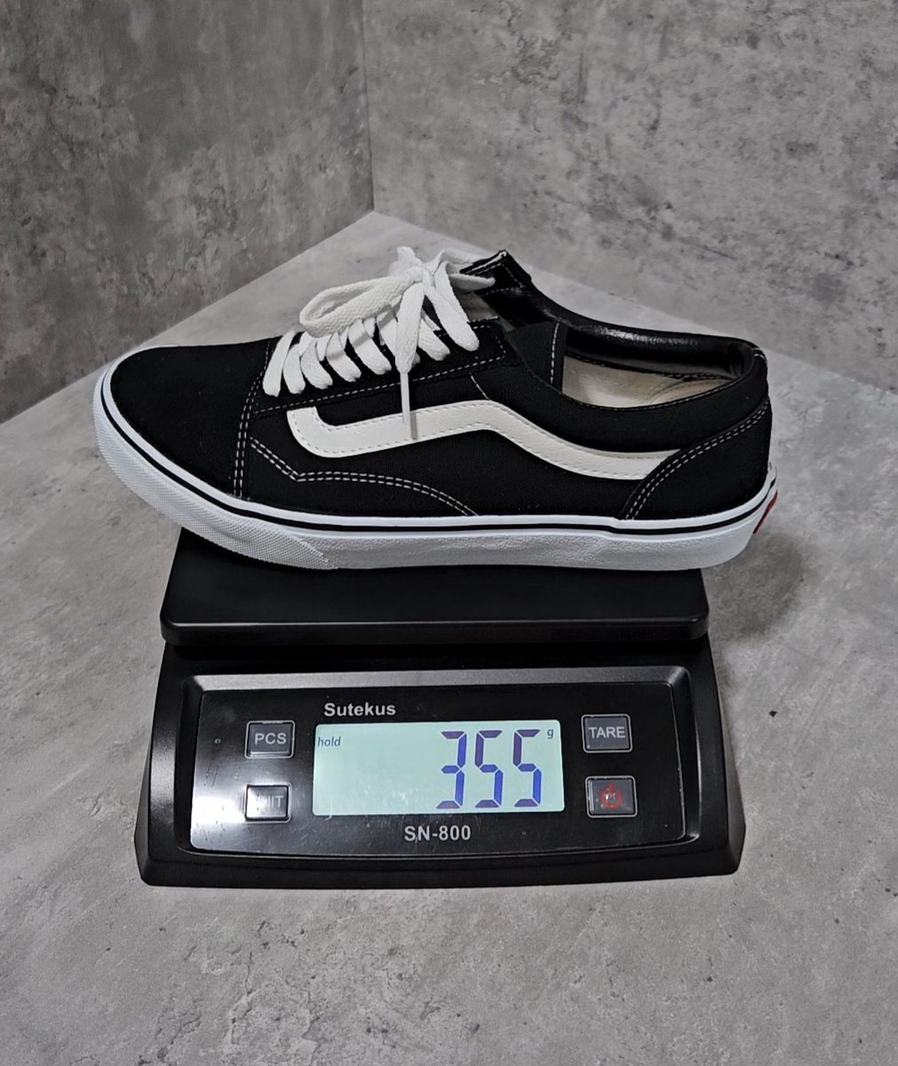 sneakers_labo's tweet photo. 定番スニーカー10足の軽さランキング！

※全て27cmサイズの片足で統一して計量
※個体差あります

第1位：ニューバランス 996
重さ：304g
価格：16,280円

第2位：ニューバランス 574
重さ：312g
価格：11,990円

第3位：バンズ オールドスクール
重さ：355g
価格：8,800円

4位以下続く↓ https://t.co/p35udkEtW5