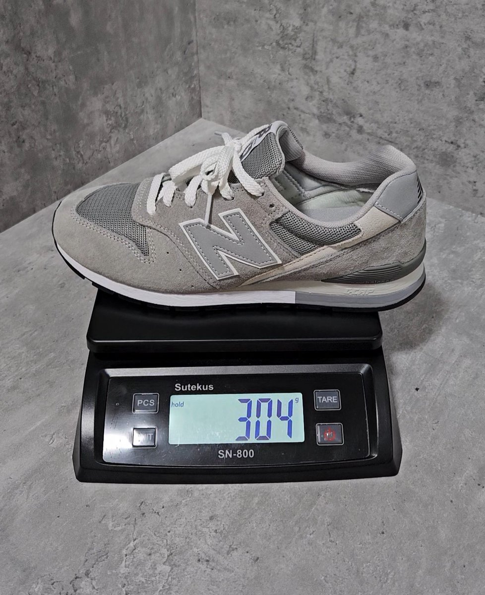 sneakers_labo's tweet photo. 定番スニーカー10足の軽さランキング！

※全て27cmサイズの片足で統一して計量
※個体差あります

第1位：ニューバランス 996
重さ：304g
価格：16,280円

第2位：ニューバランス 574
重さ：312g
価格：11,990円

第3位：バンズ オールドスクール
重さ：355g
価格：8,800円

4位以下続く↓ https://t.co/p35udkEtW5