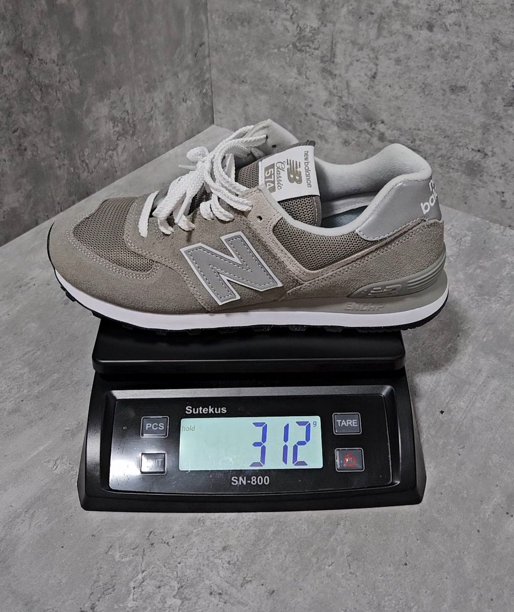 sneakers_labo's tweet photo. 定番スニーカー10足の軽さランキング！

※全て27cmサイズの片足で統一して計量
※個体差あります

第1位：ニューバランス 996
重さ：304g
価格：16,280円

第2位：ニューバランス 574
重さ：312g
価格：11,990円

第3位：バンズ オールドスクール
重さ：355g
価格：8,800円

4位以下続く↓ https://t.co/p35udkEtW5