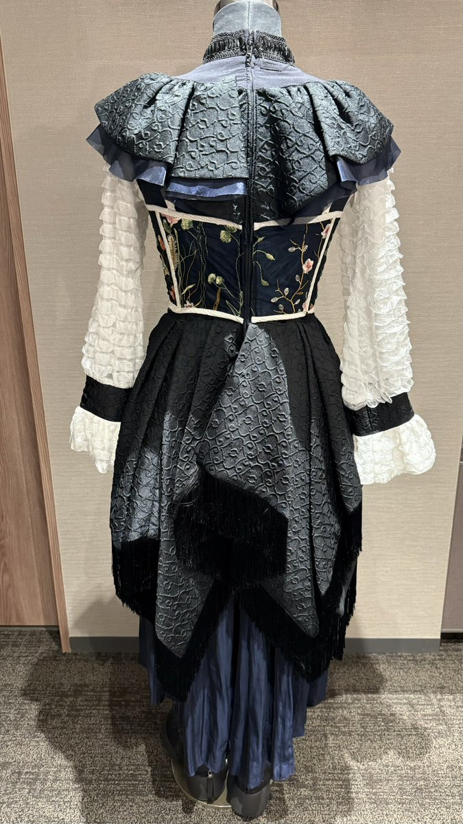 モナ・リザの横顔 衣装です。 本編