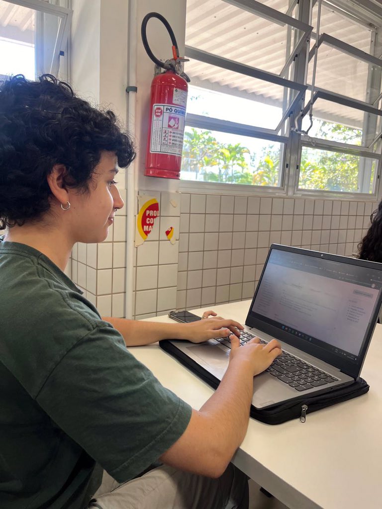 nsouomarian's tweet photo. vou na Starbucks (r.u.) abro meu MacBook (notebook da samsung) e faço meu trabalho (jogo tetris) https://t.co/oixFXrs2Xg