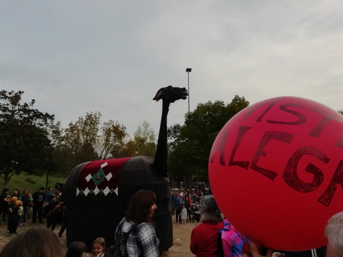AAVV_Vista_Car's tweet photo. Les  #FiresDeGirona, comencen als barris i nosaltres ens trobarem al Parc de Vista Alegre abans del pregó:  Xocolatada, @MulassaDeGirona  i cercavila amb la  #GironaMarxingBand ☕🎈🎭🎶  🥁
https://t.co/XcfrJGXFLY https://t.co/i5UwyTaOHo