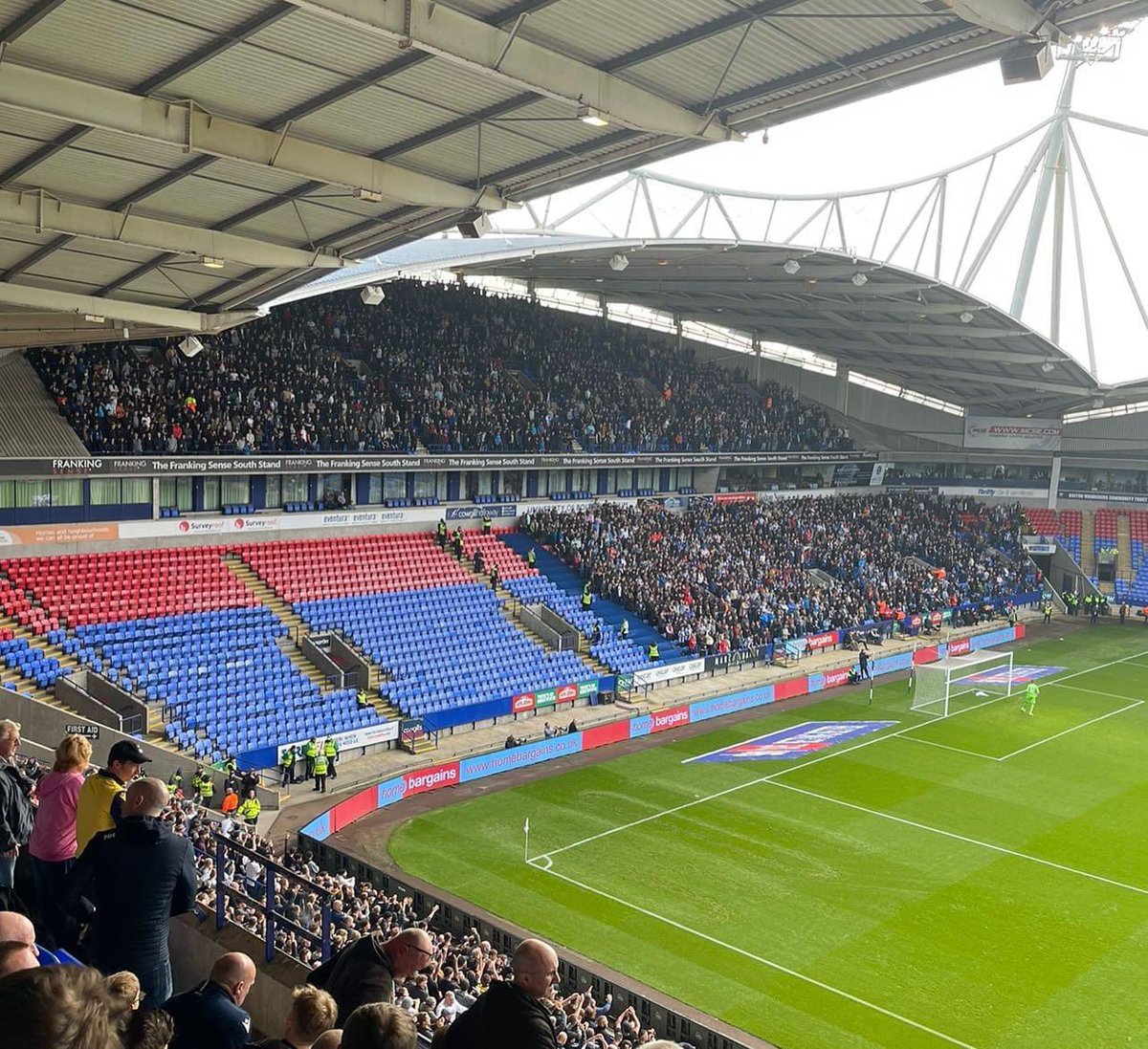 FBAwayDays's tweet photo. 4,000 Wigan fans at Bolton, on this day in 2021.

#WAFC 👏 https://t.co/FXx4dCu9Ga