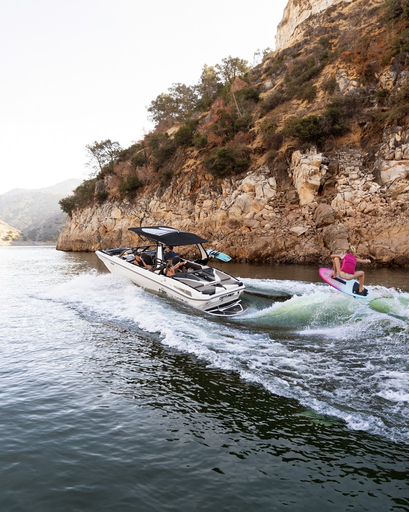 The Nv213 might be the shortest in length in the 2025 Centurion line up but it still pushes out a massive wave🌊

#centurionboats #boating #wakesurfing #2025 #lakelife