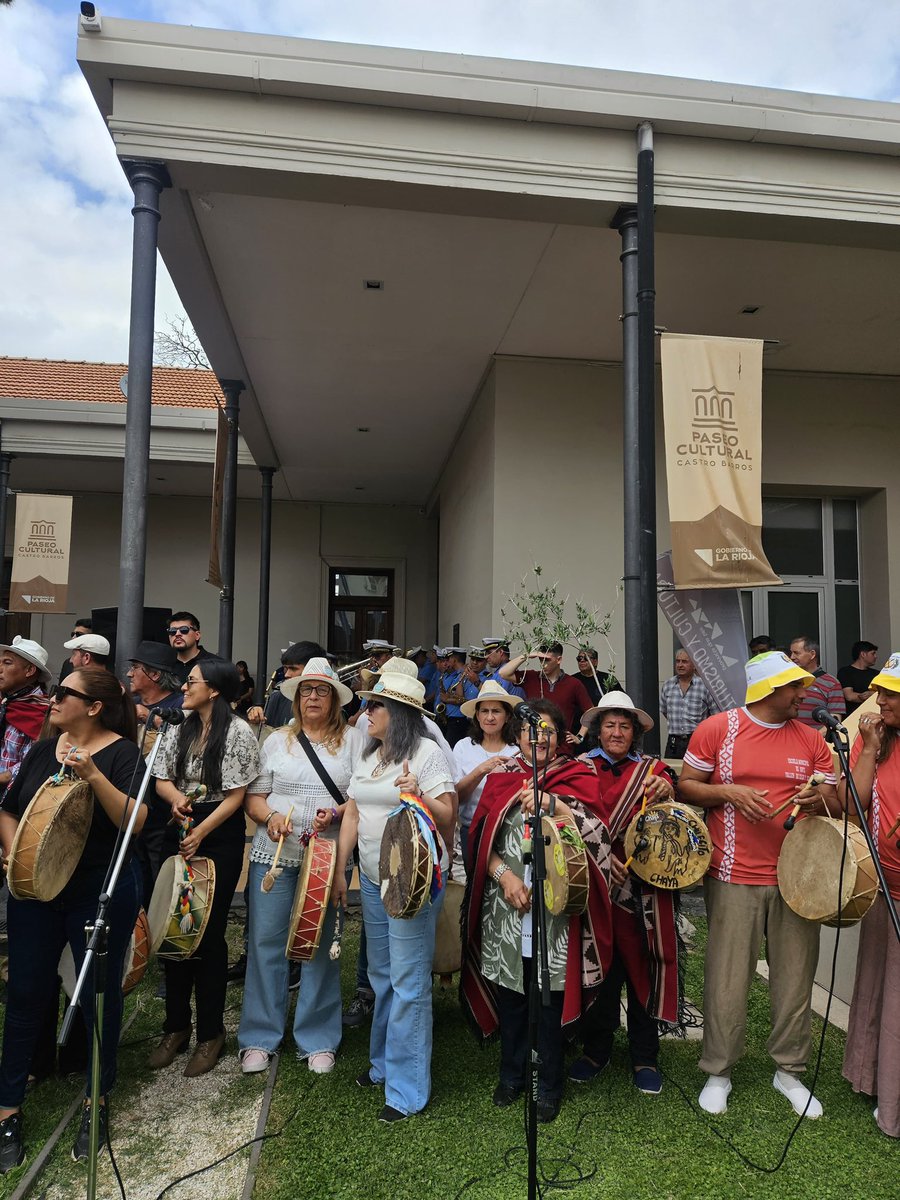 terelunalarioja's tweet photo. Hermoso momento vivido junto a vidaleros/as de LR y Chilecito q dieron el marco al 1er izamiento de la Bandera d la Chaya -símbolo cultural de la Pcia,creada x Pancho Cabral y a quien rendimos Homenaje en el Paseo Cultural!Gracias al @turismoycult y a los artistas q participaron! https://t.co/MbX7vUfBv2