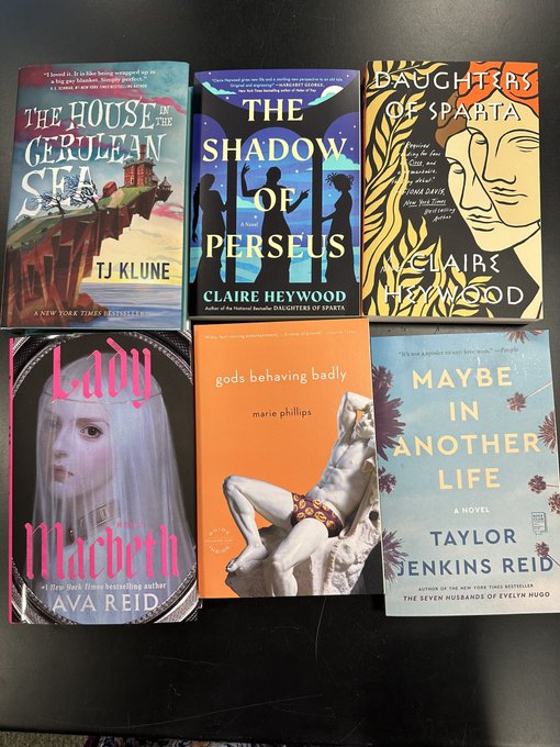 I can’t decide on just one book… Help me!? https://t.co/rTJzvxyliZ