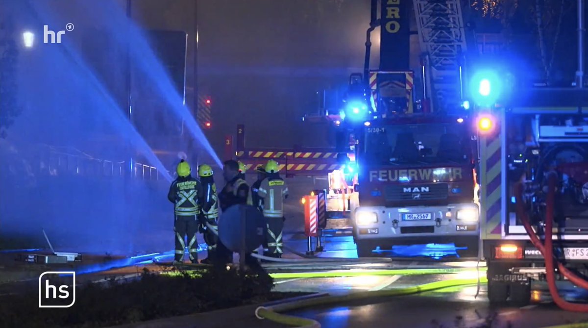yellow_flame's tweet photo. 1 jaar oude brandweerkazerne met voertuigen in Stadtallendorf (Hessen) verwoest door brand. Miljoenenschade en emotionele impact bij brandweerpersoneel. De oorzaak is onbekend. 
Beelden en verslag via https://t.co/tAlUSz1ktA https://t.co/XB7ASizEXd