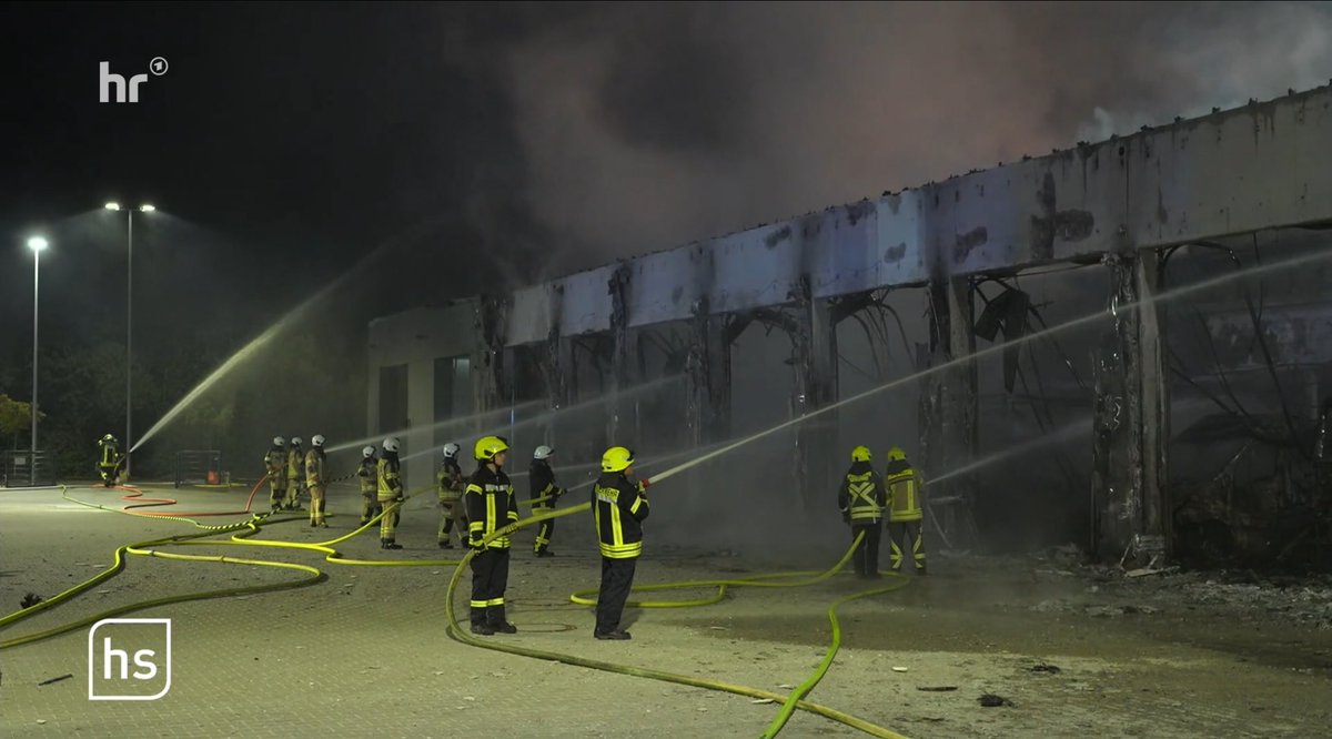 yellow_flame's tweet photo. 1 jaar oude brandweerkazerne met voertuigen in Stadtallendorf (Hessen) verwoest door brand. Miljoenenschade en emotionele impact bij brandweerpersoneel. De oorzaak is onbekend. 
Beelden en verslag via https://t.co/tAlUSz1ktA https://t.co/XB7ASizEXd