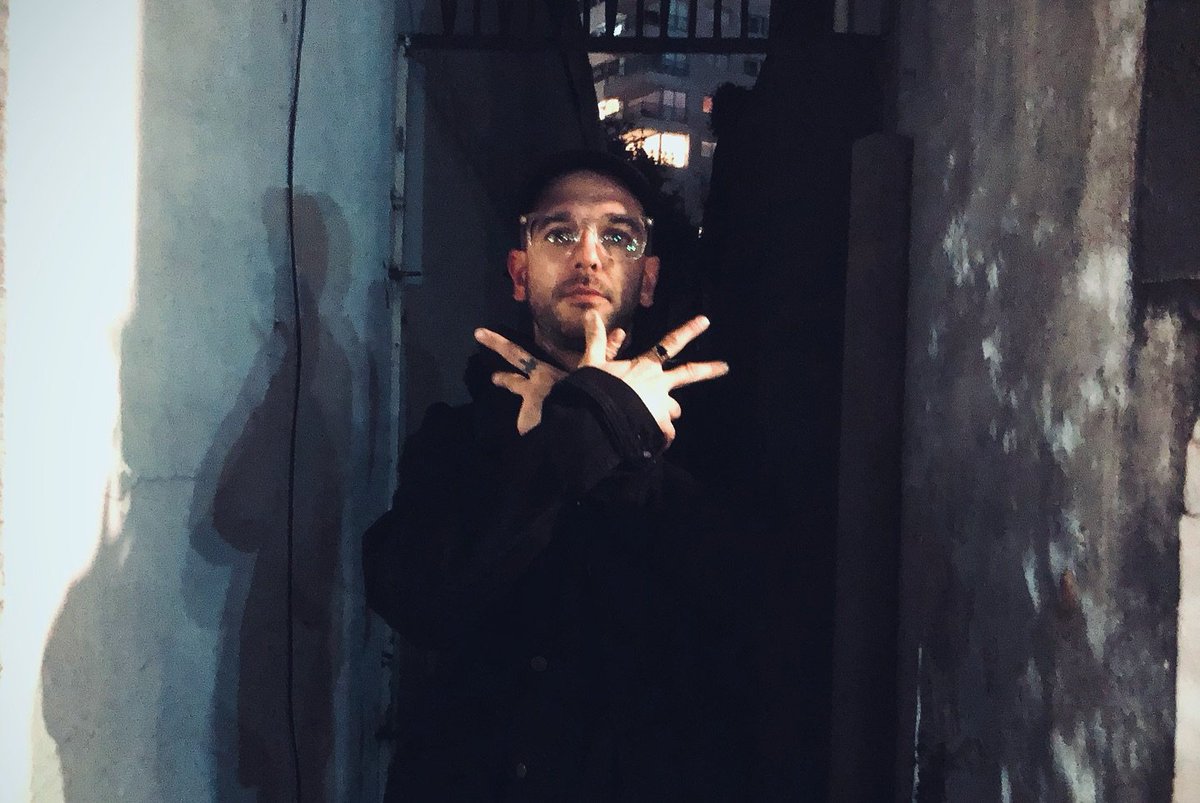 estoesoro's tweet photo. ¡𝗘𝗦𝗧𝗘 𝗩𝗜𝗘𝗥𝗡𝗘𝗦! Celebramos 18 años de música y en el escenario nos va a acompañar el propio Matias Cantante ✨ Guitarra y voz de @lnuevosc, con quien nos unen veintitantos años de Amistad y hace 18 bautizó a esta agrupación como ORO. Una vida entera caminando juntos 💚 https://t.co/D1PmaEKkK6