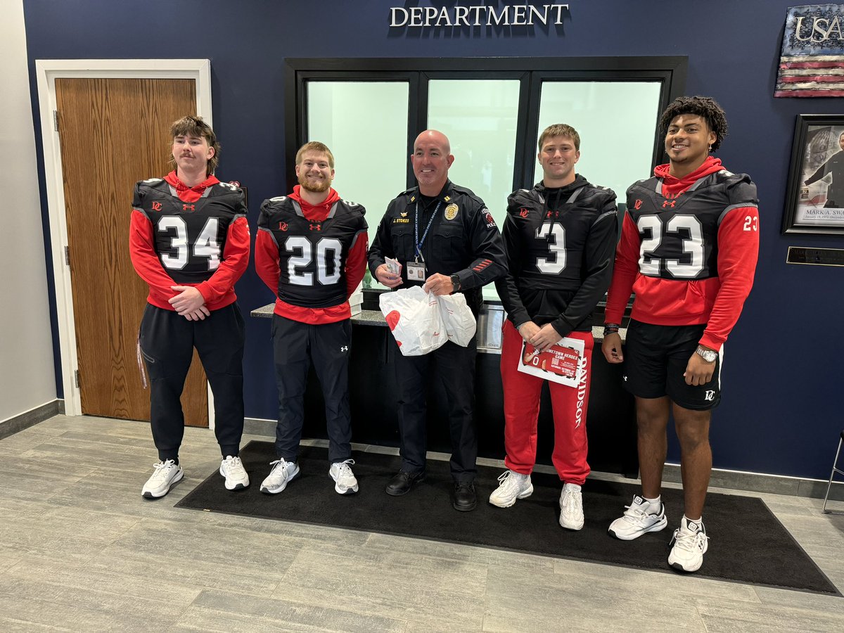 Our athletes delivered breakfast and tickets to our local police and fire departments, thanking them for their service to our community. 

Be sure to be there this Saturday for our 𝙃𝙤𝙢𝙚𝙩𝙤𝙬𝙣 𝙃𝙚𝙧𝙤 game against Stetson. 🏈

#WE #CatsCare