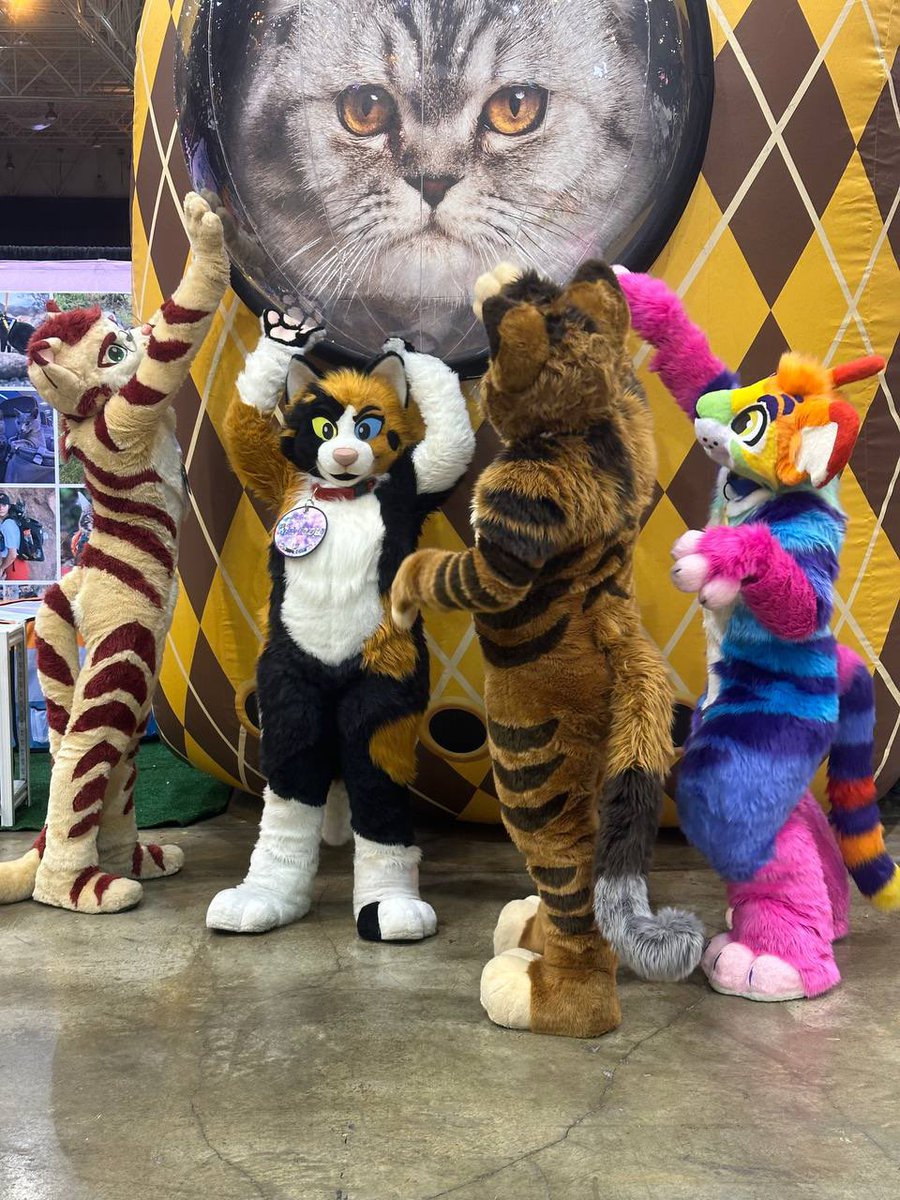 BIG JUMP!!
Someone’s gotta free that kitty from its bubble 🫧

📸: <a href="/Marks_Barks/">Marks Barks @ Home</a>