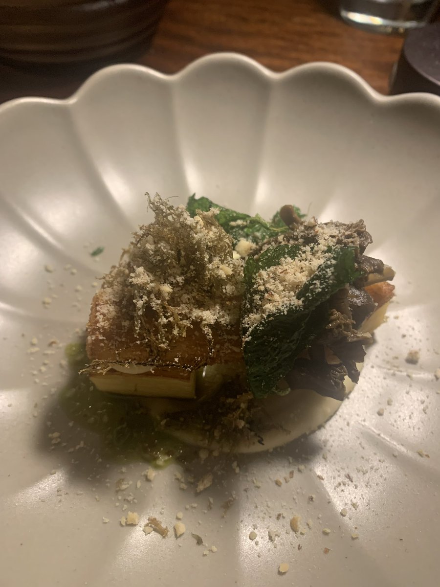 Fabulous five-course tasting menu at #Foxglove - a quirky, small (10 covers approx) Vegan restaurant in #Barmouth. Foraged ingredients transformed by a hugely talented chef. Second visit - gets better (see thread for more photos) 1/2