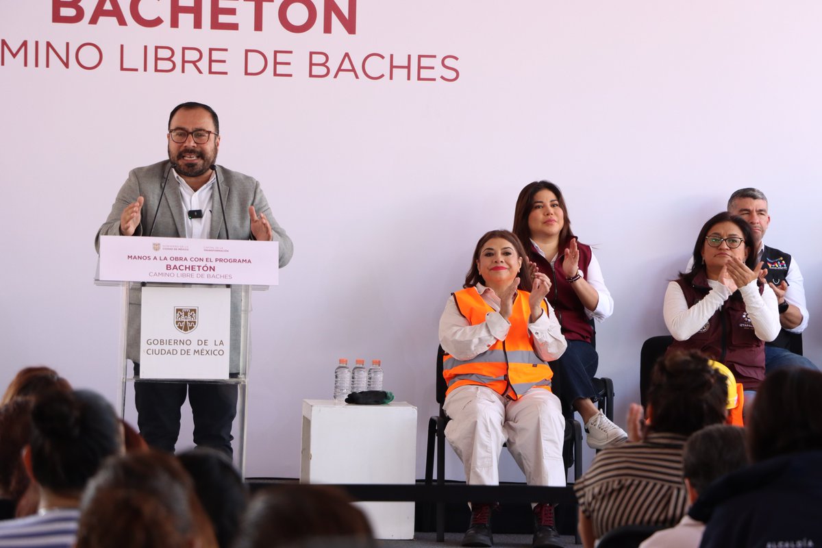 MultiSurMx's tweet photo. El "Bachetón" iniciará en 56 colonias de la CDMX, en las que se tienen identificados y georreferenciados un total de 42 mil baches; además, se identificaron 15 mil baches en las 169 vialidades de la red primaria que también serán atendidos. https://t.co/PvU7sZdyxN