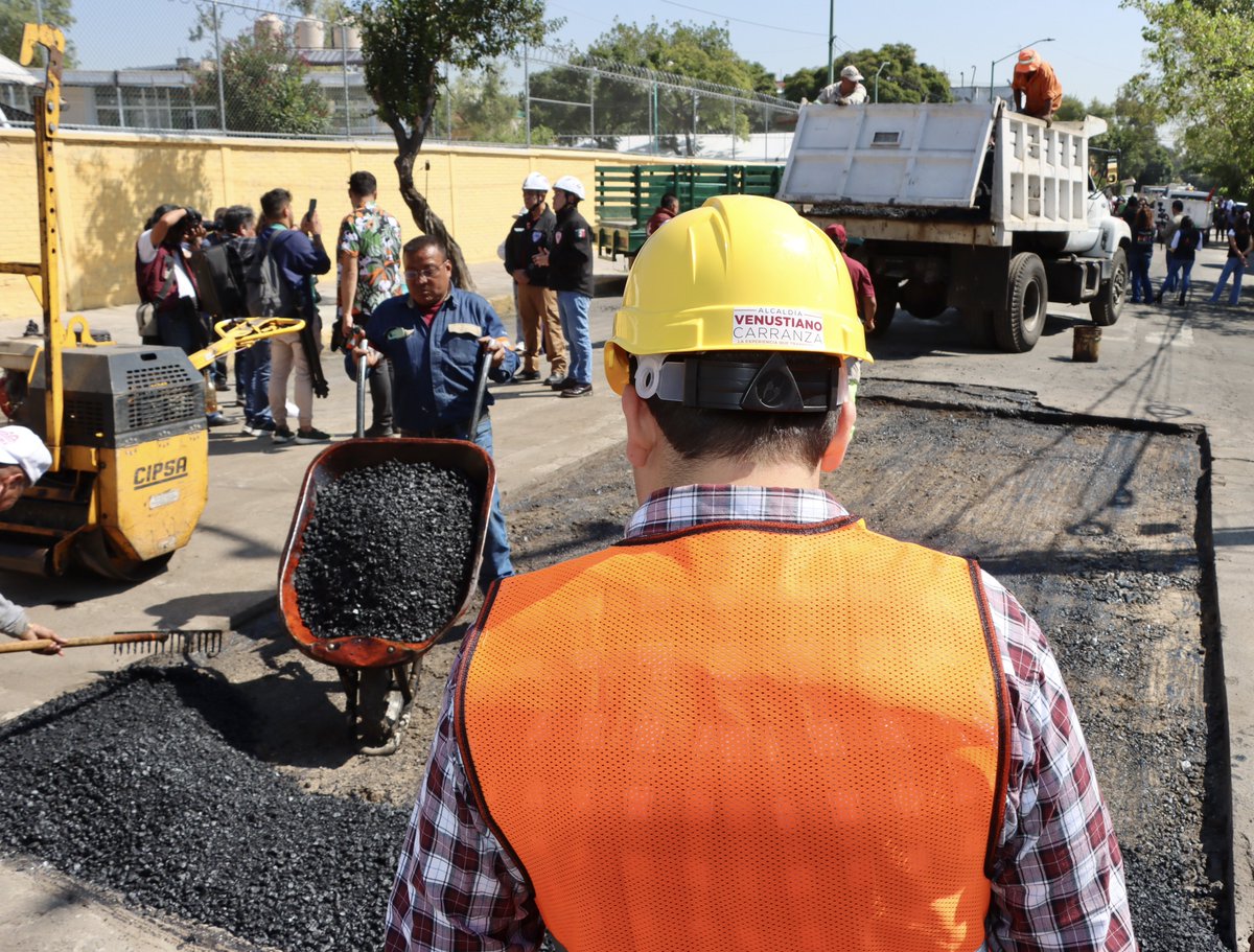 MultiSurMx's tweet photo. El "Bachetón" iniciará en 56 colonias de la CDMX, en las que se tienen identificados y georreferenciados un total de 42 mil baches; además, se identificaron 15 mil baches en las 169 vialidades de la red primaria que también serán atendidos. https://t.co/PvU7sZdyxN