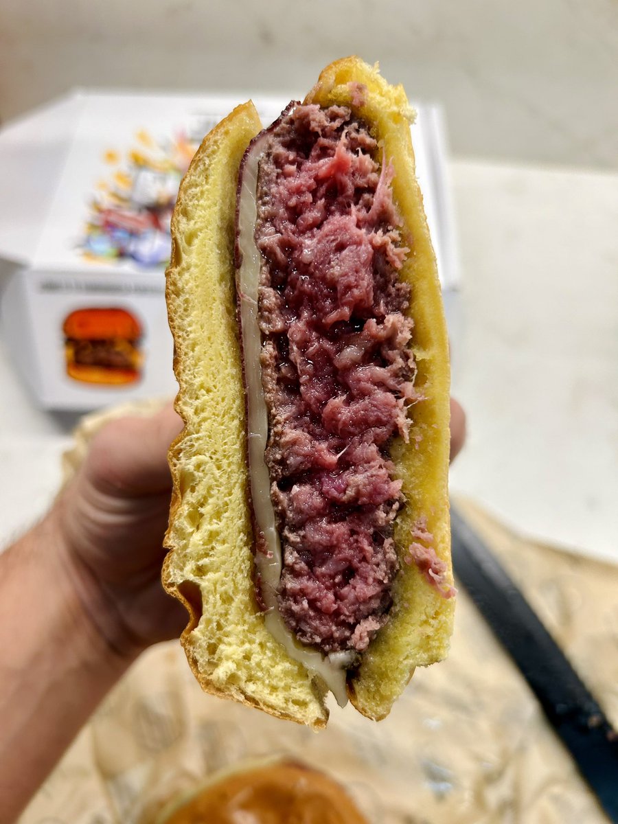 javimunoglez's tweet photo. La Caprichosa de @JuanchosBBQ, con carne de buey de El Capricho, cecina de buey del mismo lugar y queso gouda. Una de las mejores hamburguesas que haya comido, perfección. https://t.co/ZUE3VqoiXd