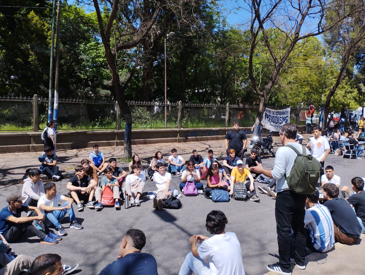 carlosleavi's tweet photo. Acá, como siempre, dando clases públicas en las calles y en las aulas para defender nuestra @unlp y toda la educación superior en Argentina! 💪🇦🇷🙌 https://t.co/ojGssrFxKb