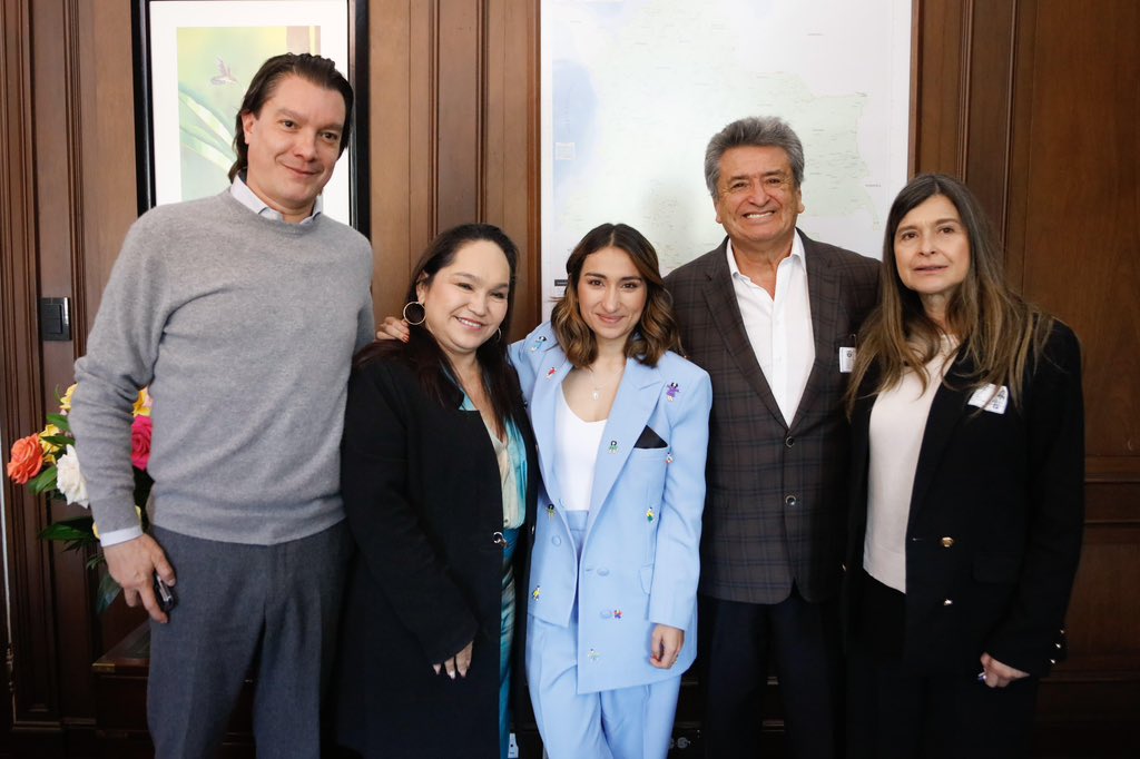 DapreCol's tweet photo. Dir. @LauriSarabia se reunió con líderes de comerciantes y tenderos para seguir construyendo puentes hacia la reactivación económica. Se discutieron avances importantes en la consolidación de la Federación y el apoyo del gobierno con este sector. 
Seguimos avanzando. https://t.co/oDPeS6yTU6