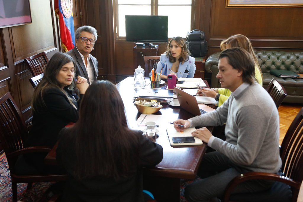 DapreCol's tweet photo. Dir. @LauriSarabia se reunió con líderes de comerciantes y tenderos para seguir construyendo puentes hacia la reactivación económica. Se discutieron avances importantes en la consolidación de la Federación y el apoyo del gobierno con este sector. 
Seguimos avanzando. https://t.co/oDPeS6yTU6