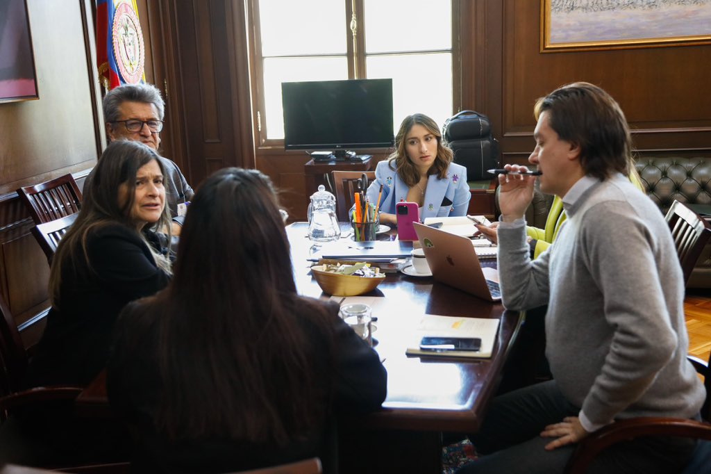 DapreCol's tweet photo. Dir. @LauriSarabia se reunió con líderes de comerciantes y tenderos para seguir construyendo puentes hacia la reactivación económica. Se discutieron avances importantes en la consolidación de la Federación y el apoyo del gobierno con este sector. 
Seguimos avanzando. https://t.co/oDPeS6yTU6
