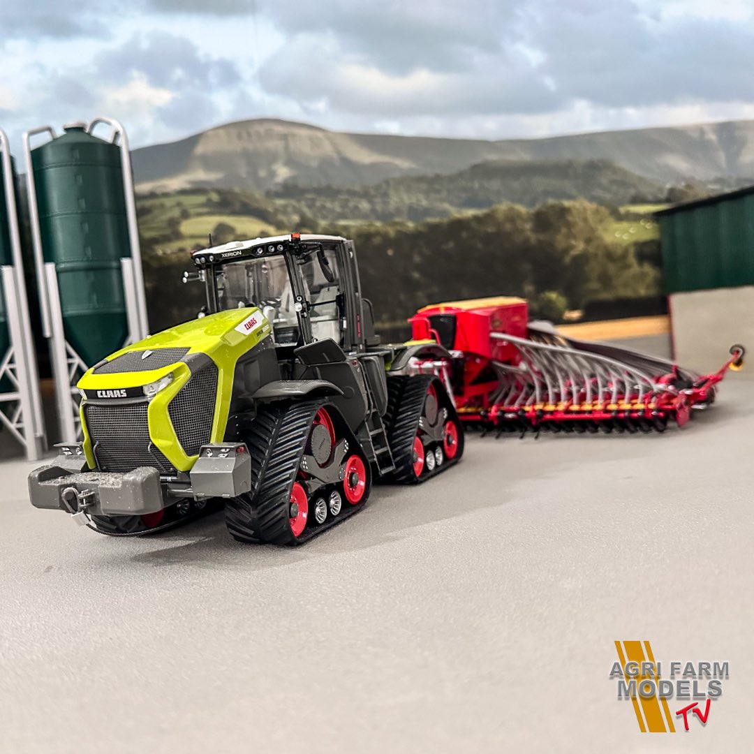 Making progress with the new diorama studio, yard painted with a water/woodglue/cement mix to recreate the concrete, back scene added and now time to wire the LED lights. #diorama #agrifarmmodels