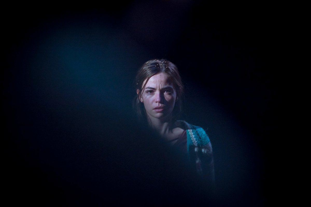 Entre aquestes dues imatges han passat 7 anys. Les dues estan fetes al Teatre Akadèmia, les dues fetes per David Ruano, les dues en obres de Lorca, les dues protagonitzades per extraordinàries actrius. Quan assajàvem la Yerma amb l'Alba José imaginàvem que es tractava...