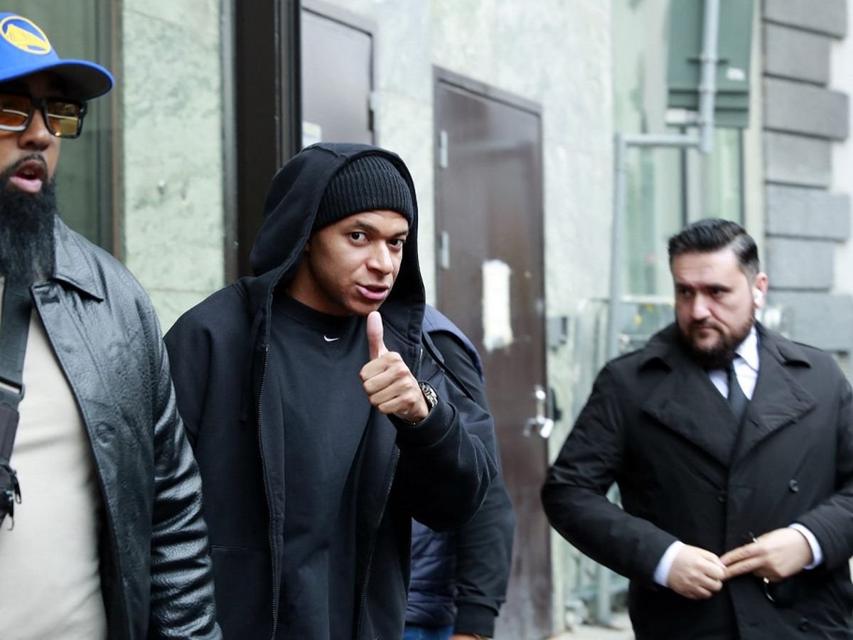 AlertesInfos's tweet image. 🇫🇷 FLASH - Kylian Mbappé aurait eu une relation sexuelle avec une jeune femme après être retourné à son hôtel à Stockholm. 

Cette relation aurait été sans ambiguïté, tant pour le joueur français que pour sa partenaire d’un soir. Kylian Mbappé posséderait des messages écrits…