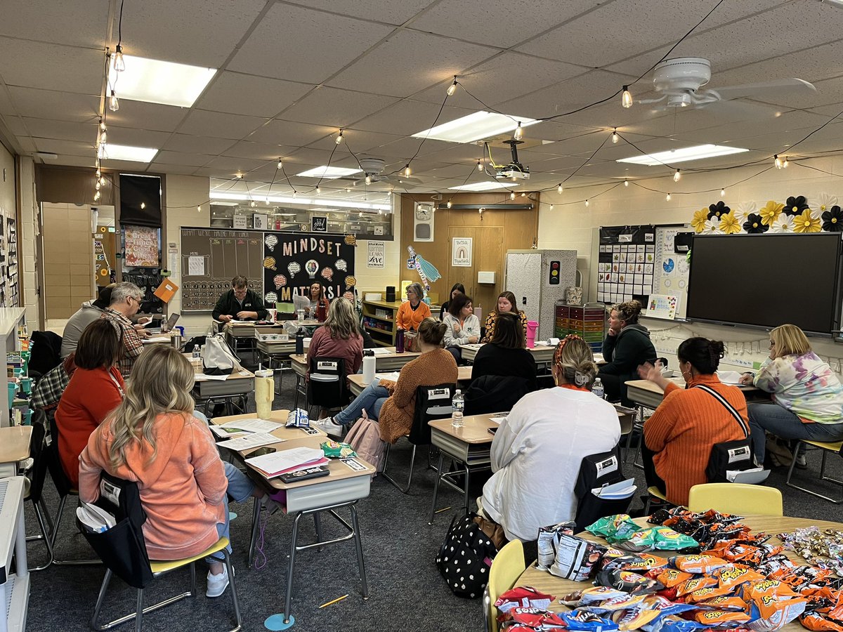 On this cloudy and chilly Fall Wednesday MCTA is sitting in “wee little chairs” at Fenn to advocate for students and teachers.  Vote yes for the levy! #keepthehivealivevoteyesnov5 #WeRMedina #backthebees