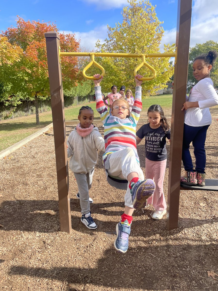 These girls hosted a monkey bar talent show this afternoon🤪🤸🏻‍♀️ I loved hearing them encourage and cheer each other on 🫶🏼 <a href="/John23OCSB/">St. John XXIII School</a> #ocsbkind