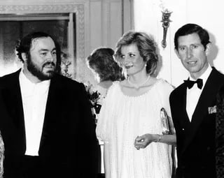 p3ns4r3sgr4t1s's tweet image. #LUCIANOPAVAROTTI

ORDEN #MASÓNICA…

¡¡¡CABALLERO DE LA GRAN CRUZ DE LA ORDEN DEL MÉRITO DE LA REPÚBLICA ITALIANA!!!

Sí, el escudo rojo 🛡️ con la cruz blanca son los caballeros de Malta, también conocidos como Caballeros Templarios bajo la Orden de Melquisedec.

¡LOS CABALLEROS