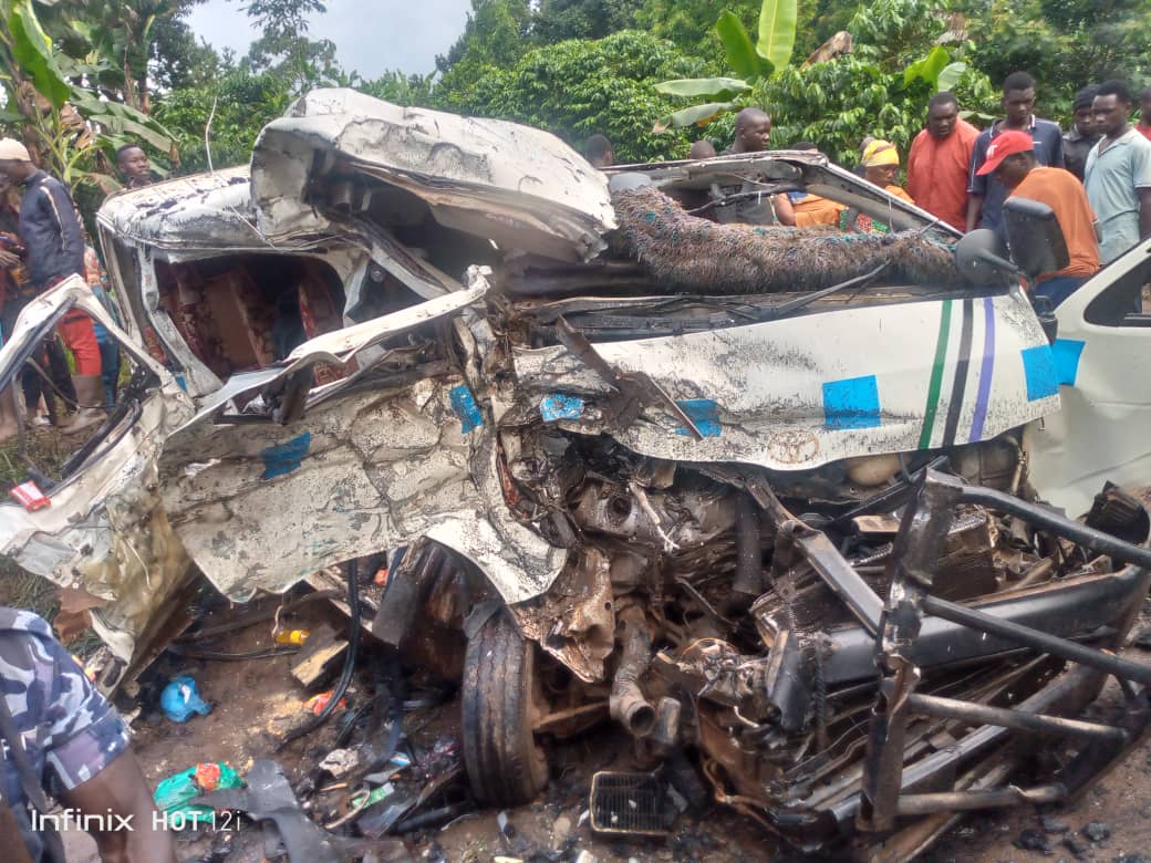 M_Kananura's tweet photo. 06 people dead & 05 others injured in a fatal crash involving 3 vehicles @ 03:30 today on the 16th October, 2024 @ Sinalya along Kampala-Gulu road. The crash occurred when the driver of a Fuso Truck traveling from Kampala to Gulu collided head-on with an oncoming Toyota Hiace traveling in the opposite direction. The accident occurred while the truck driver was overtaking without due care.

Remember, reckless overtaking puts lives at risk. Stay safe on the roads by adhering to these essential guidelines:
- Drive Defensively: Anticipate potential hazards and react accordingly.
- Respect Fellow Road Users: Share the road and consider others' safety.
- Follow Traffic Rules and Regulations: Obey speed limits, signs, and signals.
- Stay Alert and Focused: Avoid distractions while driving.
- Prioritize Road Safety: Make safety your top priority.@PoliceUg