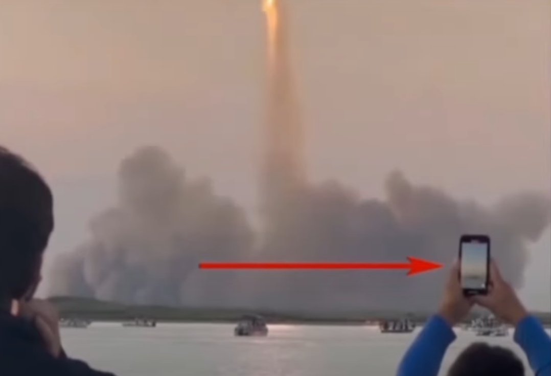 James_Hawke1's tweet image. No rocket or tower image on phone screens of fans. 🤨🚀
#SpaceCrack #SpaceX #FakeSpace