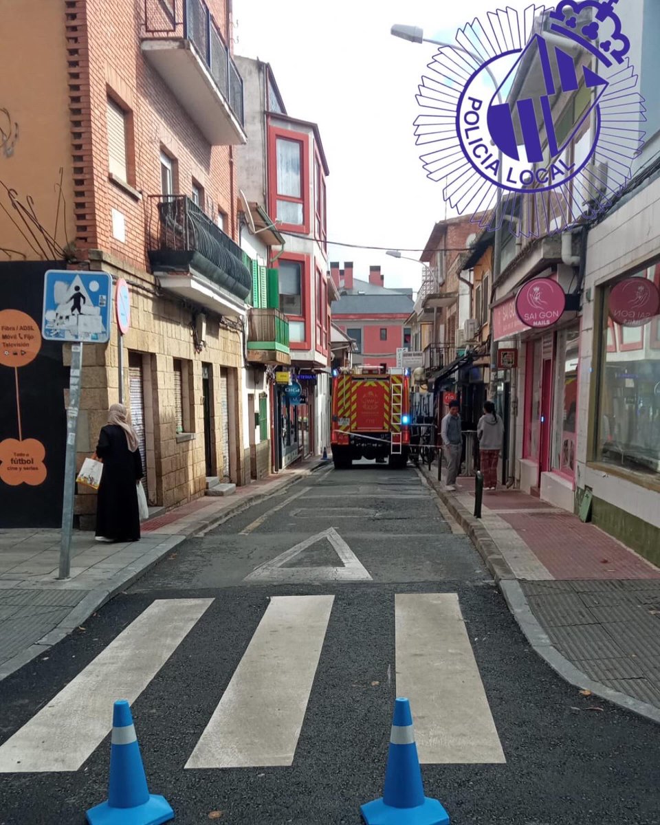 PoliciaVillalba's tweet photo. ⚠️ Peligro por el desprendimiento de la #cornisa de una terraza sobre vía pública
🚔 Regulación de tráfico mientras #BomberosCM 🚒 realiza las tareas de saneamiento, evitando el peligro a los viandantes
👮🏻♂️ Se restablece el tráfico en la vía
👍🏼🚨👌🏼
#ColladoVillalba #PLocal https://t.co/4lpCWgAlz5