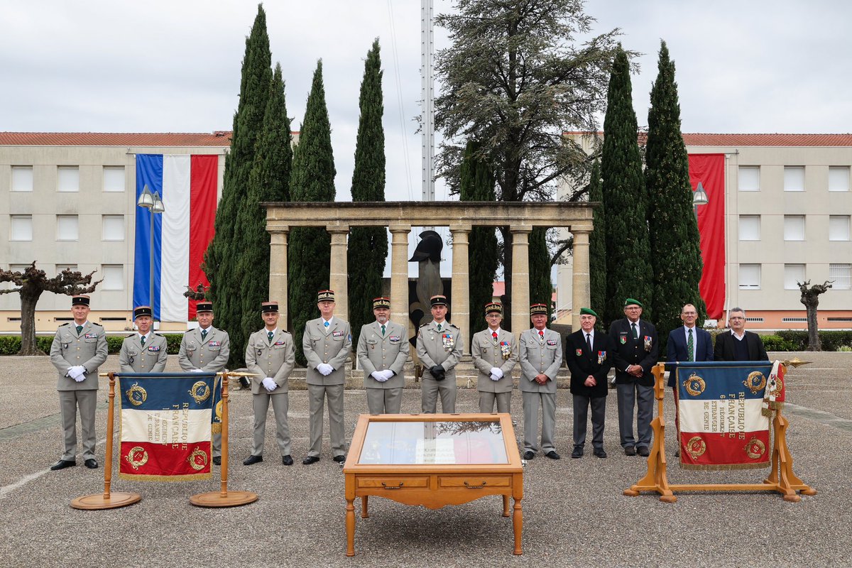 CDC1REG's tweet image. Honoré d’avoir accueilli les anciens CDC et de nombreux anciens légionnaires pour célébrer 40 ans d’histoire du #1REG. Une journée marquée par le retour symbolique du drapeau du 6REG par le général COMLE @LegionEtrangere et la décoration de notre drapeau par le @COM6BLB 🇫🇷