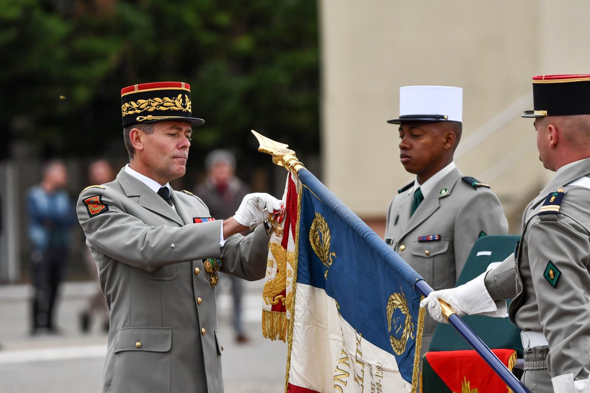CDC1REG's tweet image. Honoré d’avoir accueilli les anciens CDC et de nombreux anciens légionnaires pour célébrer 40 ans d’histoire du #1REG. Une journée marquée par le retour symbolique du drapeau du 6REG par le général COMLE @LegionEtrangere et la décoration de notre drapeau par le @COM6BLB 🇫🇷