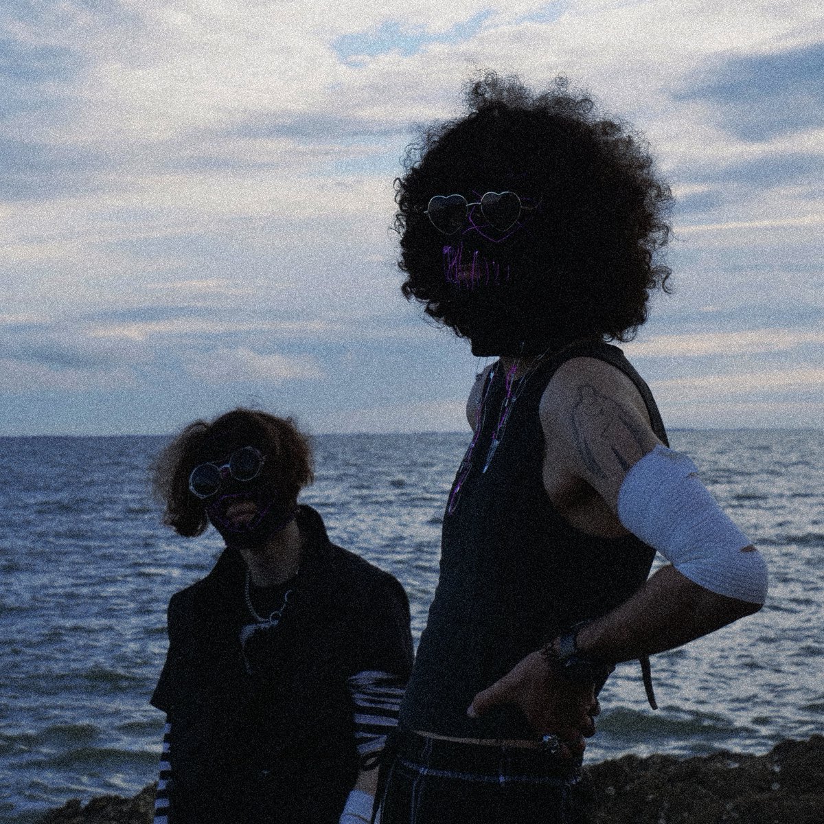 MÉCHANTE se veut impartiale, terrifiante et impitoyable. Un duo naviguant entre une pop 2000 et une hard-techno sombre. Nous serons névrosés, satiriques et totalement perdus dans une fête qui a maintenant bien trop durée. 
Premiers extraits très bientôt disponible.