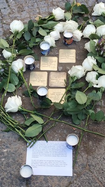 Heute wurde vor der Neuenburger Str. 1 in #Berlin #Kreuzberg der #Stolperstein von Eva Mamlok mit ihrer Familie ergänzt:

Tana Mamlok
Hildegard Mamlok
Martha Mamlok
Rosa Peiser

Es war eine schöne und traurige #Zeremonie.

Vielen Dank an alle Anwesenden!

x.com/Archivtier/sta…