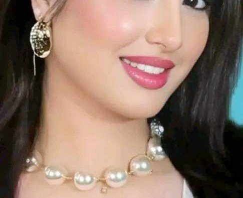 في غرفتي 
ٱمرأة تضحك كل 
ما أريد عناقها تختفي ..؟؟

#سيف