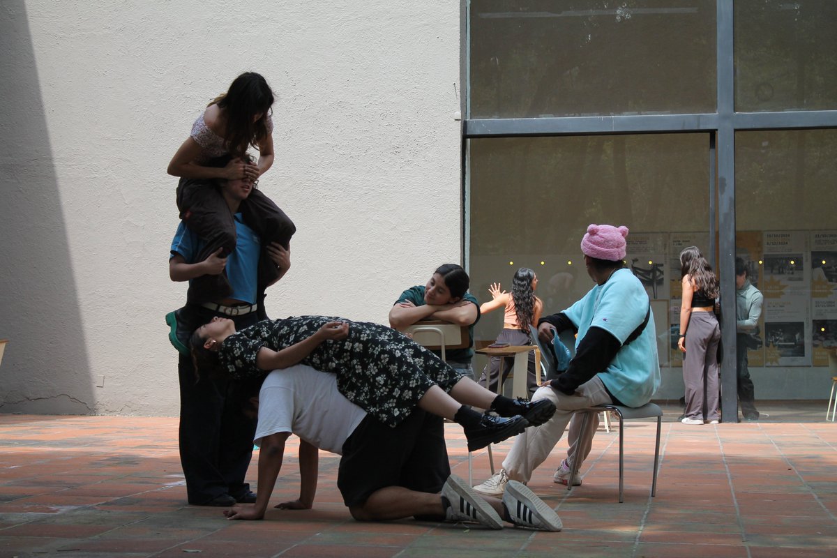 "Variaciones para una Silla". Performance por la Compañía Juvenil de Danza Contemporánea UNAM <a href="/DanzaUNAM/">Danza UNAM</a>. Este viernes 18 de octubre de 18:00 a 21:00 horas. *¡Entrada libre!*