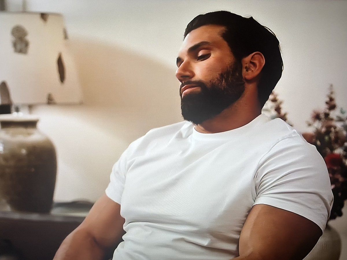 MAFShysteria's tweet photo. Poor fella. He gets no time alone with Amy and then Hannah saying ‘listen to me’ … as if he has any other choice.😢 #MAFSUK🤵🏾 https://t.co/ajU9lPVew9