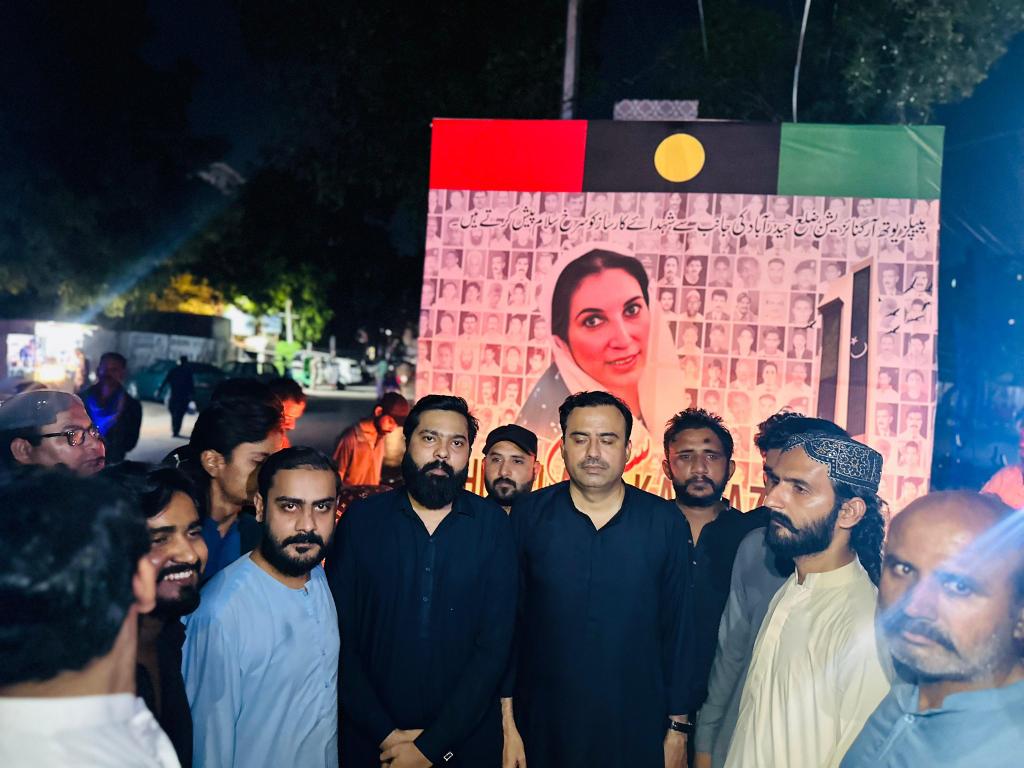IRFANMUGHAL_PYO's tweet photo. ضلع حیدرآباد #PYO کی جانب سے 18 اکتوبر سانحہ کارساز کہ شہیدوں کو خراج عقیدت پیش کرنے کہ لیے #PYOSindh کہ صدر جاوید نایاب لغاری، اطلاعات سیکریٹری تیمور مہر، نائب صدر طارق رمضان بلیدی، نائب صدر اسحاق بروہی.1/2
@BBhuttoZardari @AseefaBZ
@JavedNLaghari @taimoormaheraly @TariqueBuledi https://t.co/YsyPSVJ3ei