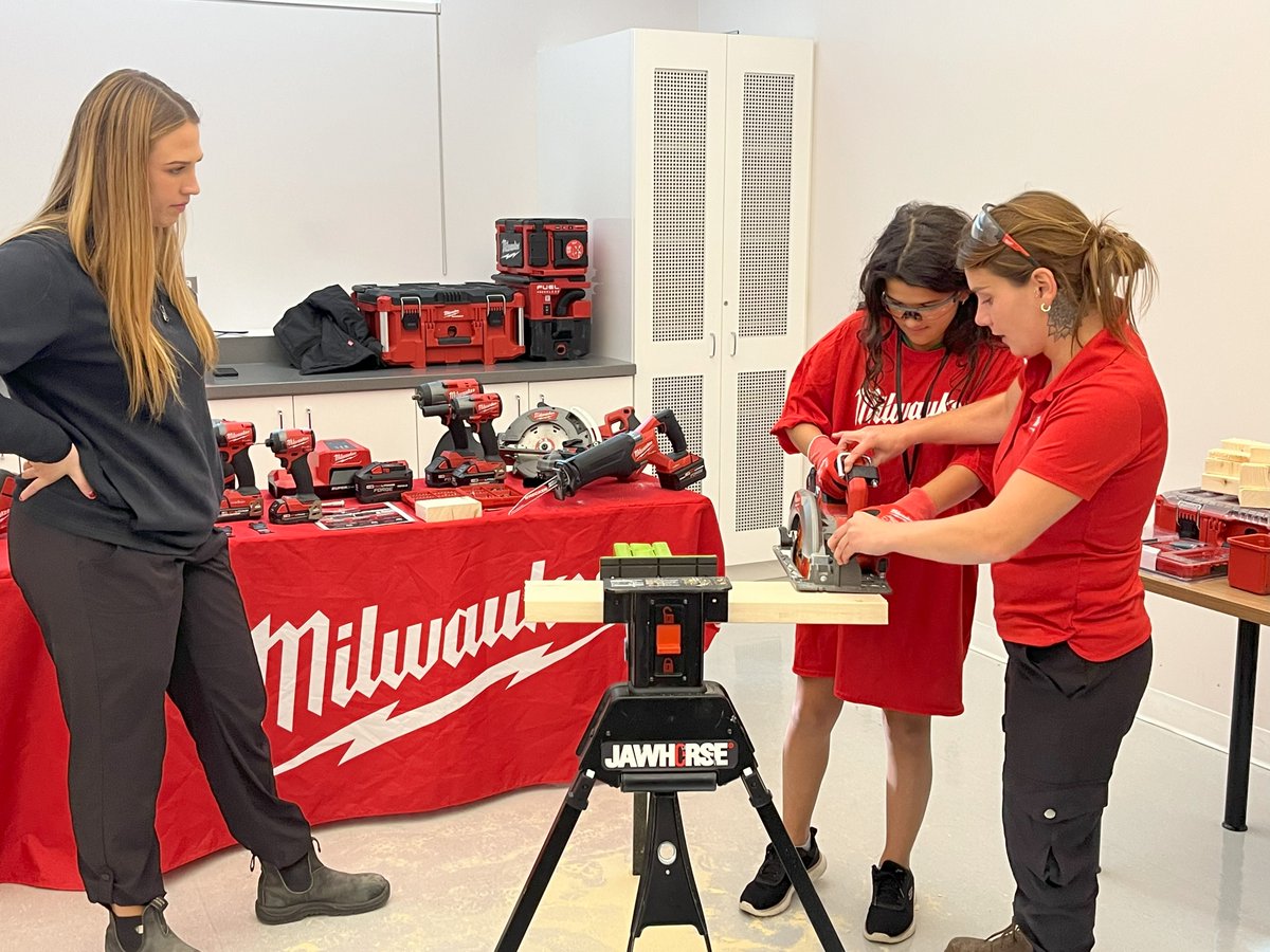 alcdsb's tweet image. Grade 7 &amp;amp; 8 students from @alcdsb_stph joined 150 other girls from across Eastern Ontario at the @skillsontario ‘International Day of the Girl’ event in Ottawa on Thursday where students explored careers in the skilled trades &amp;amp; technologies through hands-on learning. @alcdsb_oyap