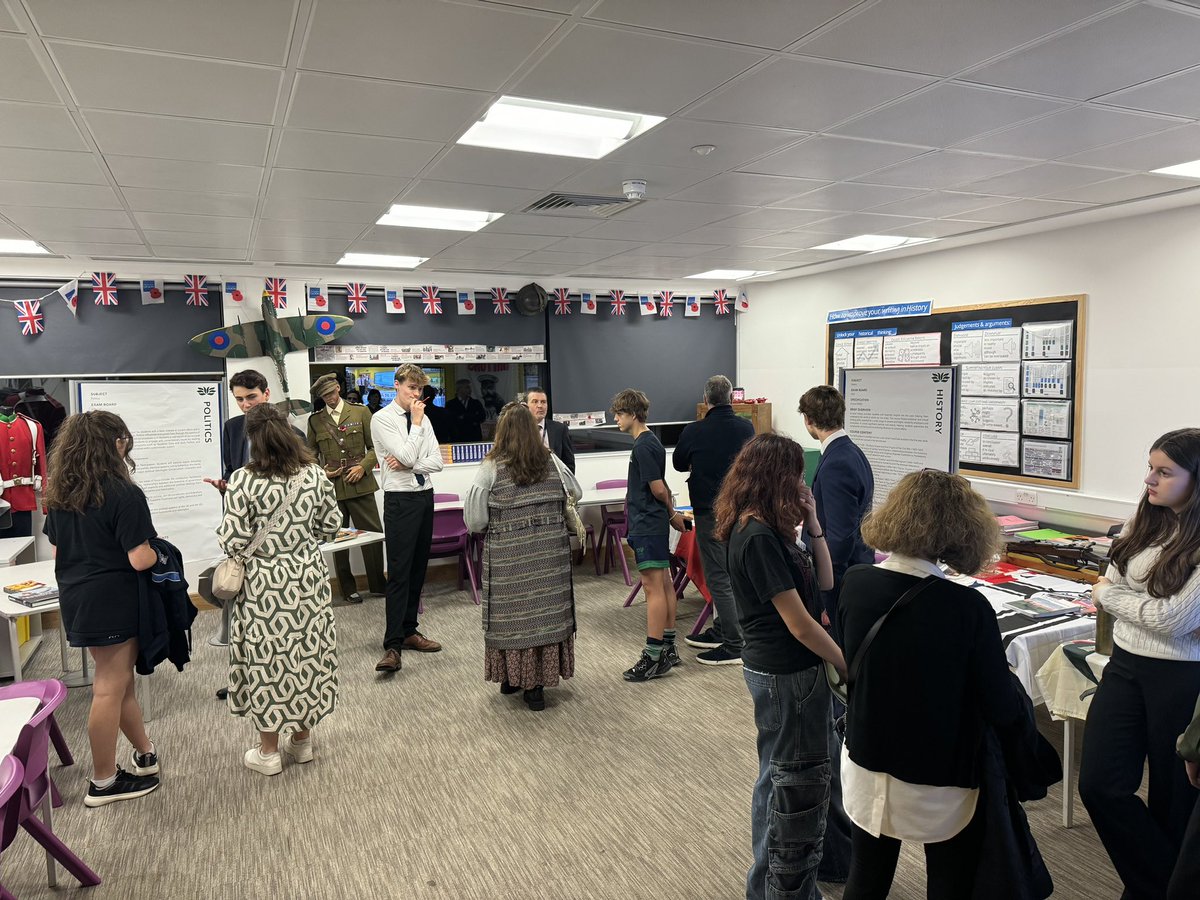 KewHouseHmn's tweet photo. The Sixth Form Open Evening tonight was a  great evening for the faculty to showcase the challenging and engaging courses we offer at A Level. Our current pupils spoke with pride about their courses &amp; sixth form life. @KewHouseSixth @KewHouseSchool https://t.co/bGyqNfMBS8